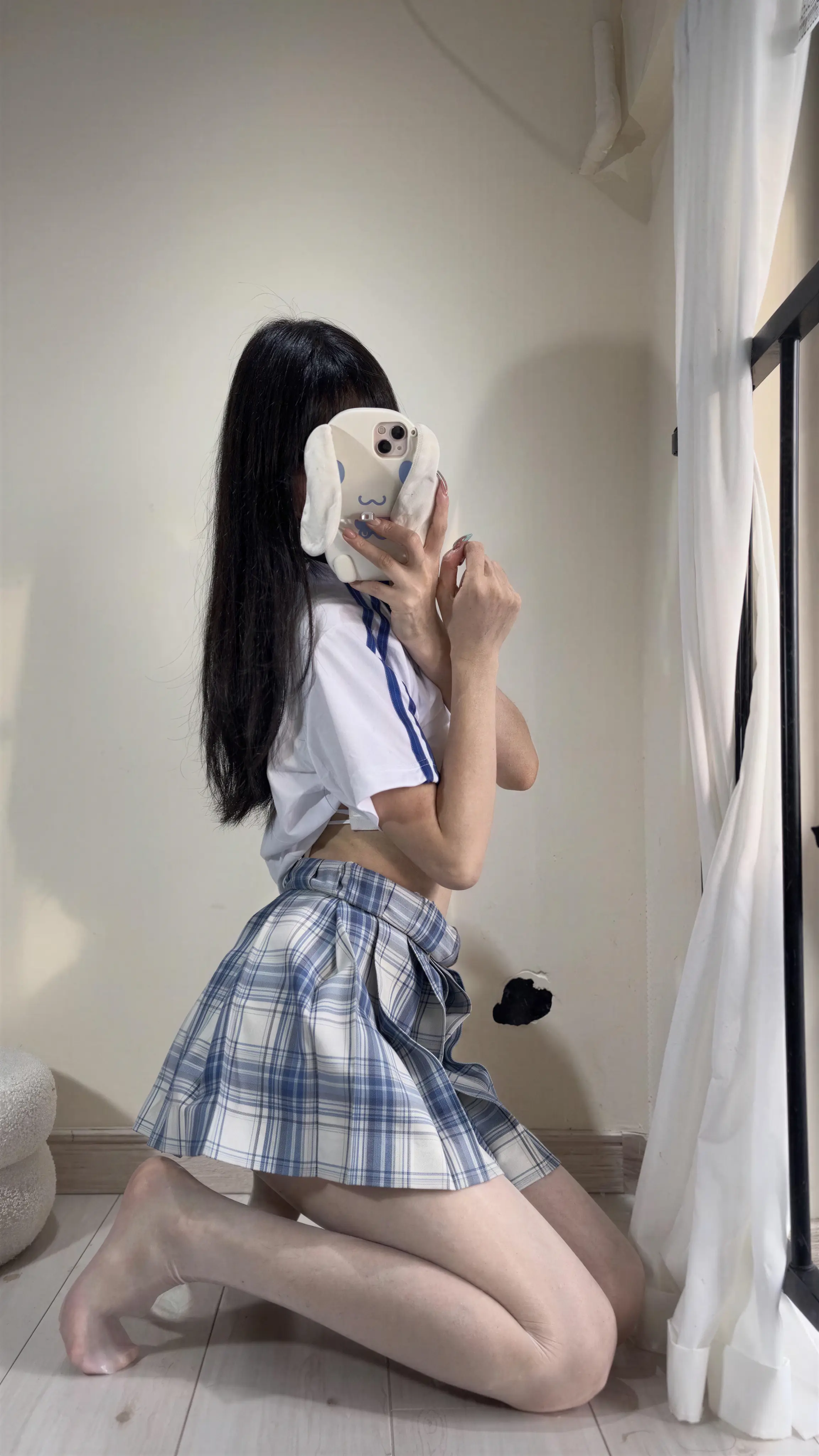 小甜酒子 – 校服小酒 12P